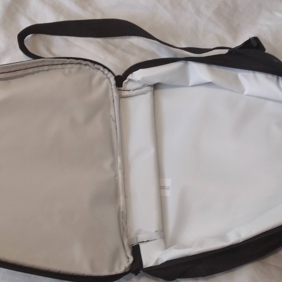 New Balance Triangle Shaped Shoulder Bag - Picture 3 of 3